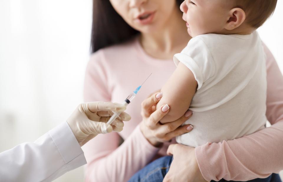 бебе имунизация ваксина лекар педиатър инжекция