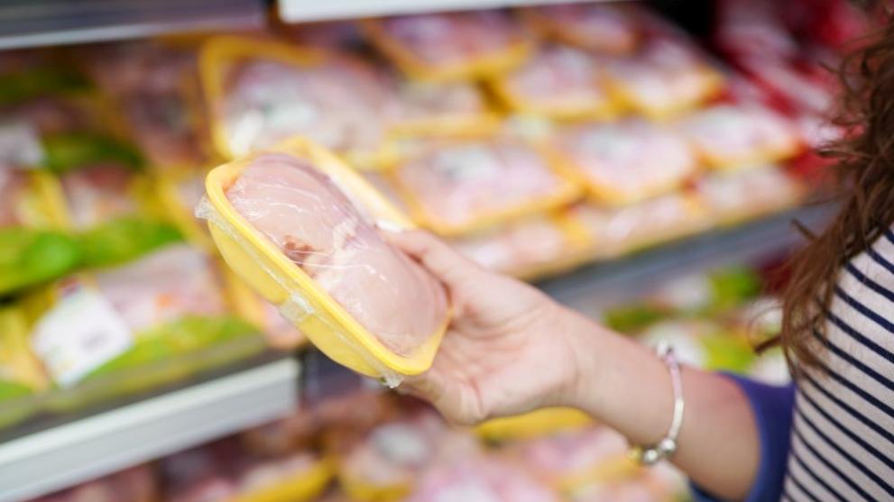 Снимка: Иззеха месо без документи от нерегламентиран магазин в Казанлък