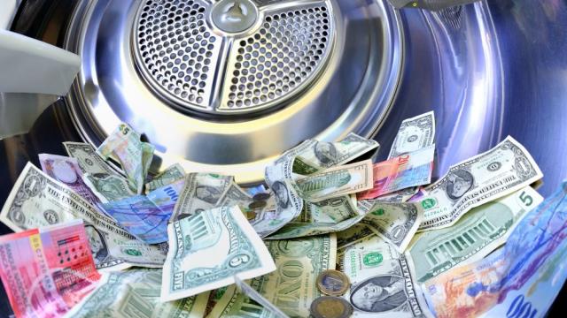 В борбата с коронавируса: Китайските власти перат пари... буквално