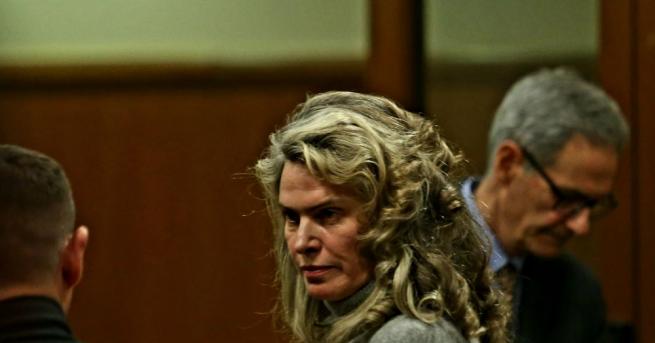 Елена Динева жената на хазартния бос Васил Божков остава в