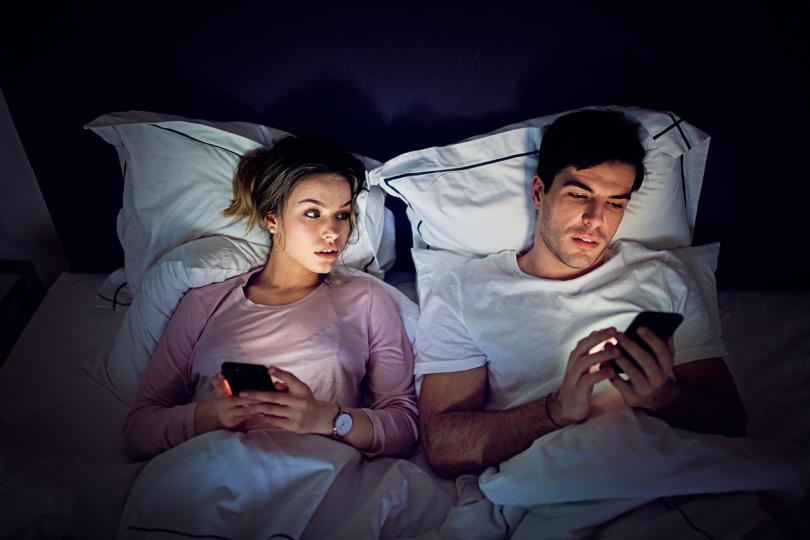 <p>В никакъв случай не си лягат с лица, забити в телефона, таблета или лаптопа. Леглото преди сън е територия, забранена на технологии и социални мрежи.</p>