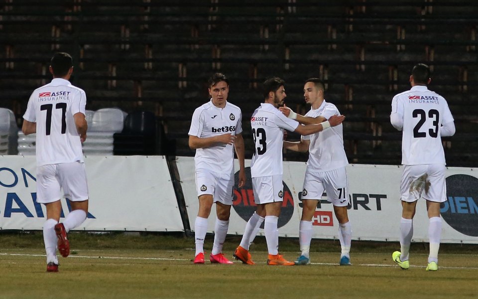 Футболистите, треньорите, лекарският екип и всички длъжностни лица, свързани с