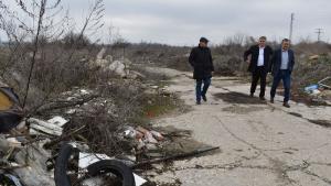 Почистват нерегламентирано сметище в Разград