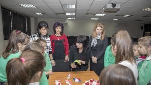 Ученици изработваха мартенички за деца лишени от родителски грижи