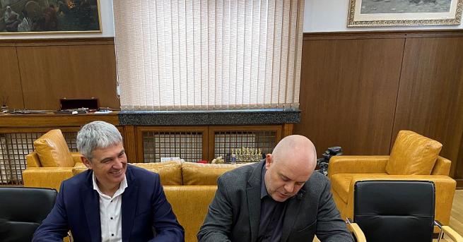 Главният прокурор Иван Гешев подписа с Конфедерация на независимите синдикати