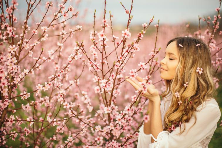 жена пролет цветя дръвчета