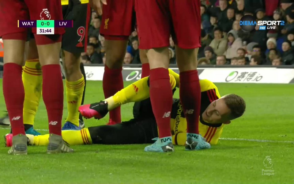 В 32-ата минута испанецът Жерар Деулофеу получи зловеща травма в