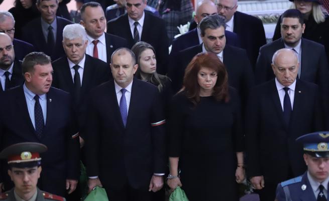  Президентът Румен Радев на поклонението пред починалия ген. Андрей Боцев 