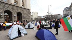 Медиците от синдикат Защита излизат на палатков лагер пред Здравното