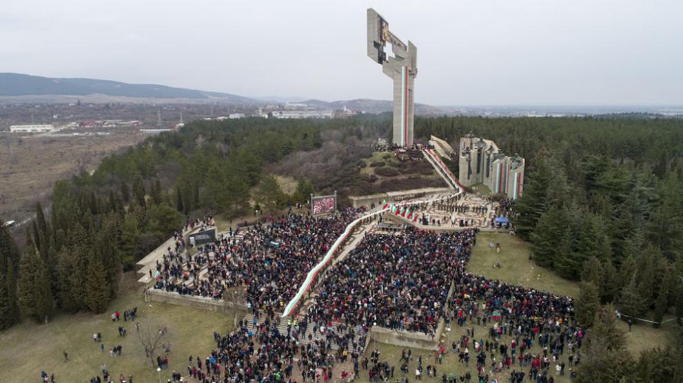 Снимка: Навръх 3 март в Стара Загора: Отново понасят на ръце 300-метрово българско знаме