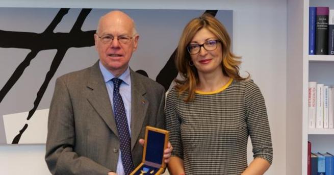 Вицепремиерът Екатерина Захариева награди със Златна лаврова клонка най високото