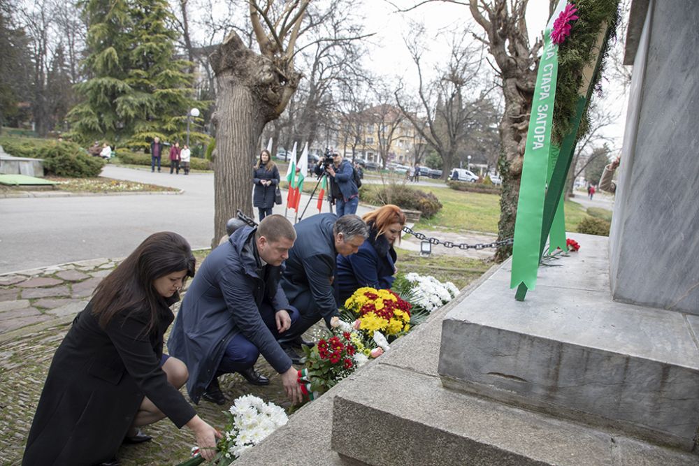 С цветя бяха отрупани всички паметници, посветени на Освобождението на Стара Загора