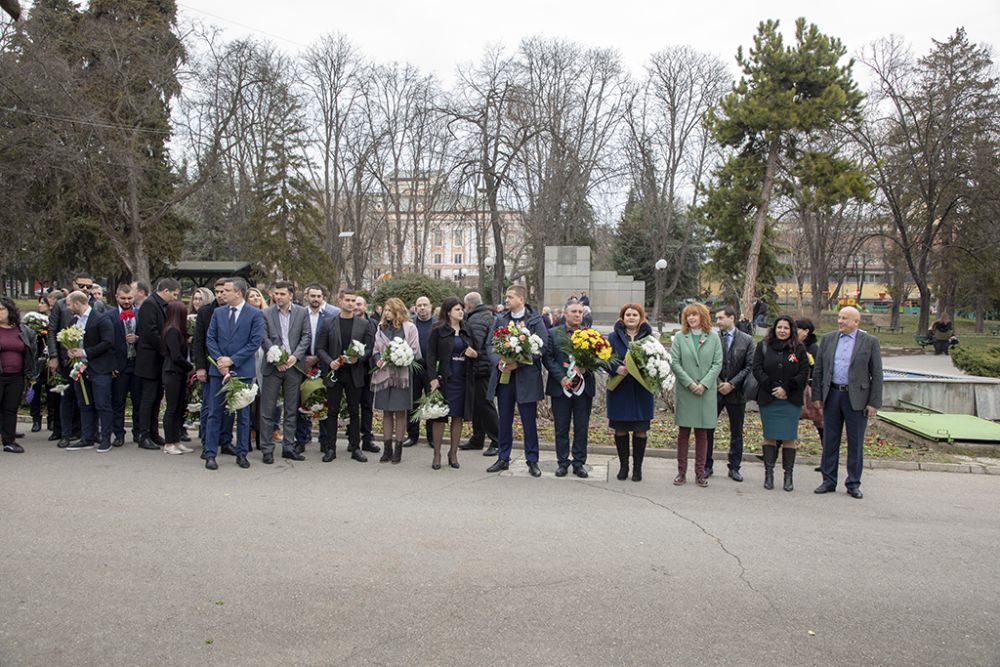 С цветя бяха отрупани всички паметници, посветени на Освобождението на Стара Загора