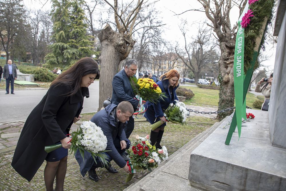 С цветя бяха отрупани всички паметници, посветени на Освобождението на Стара Загора