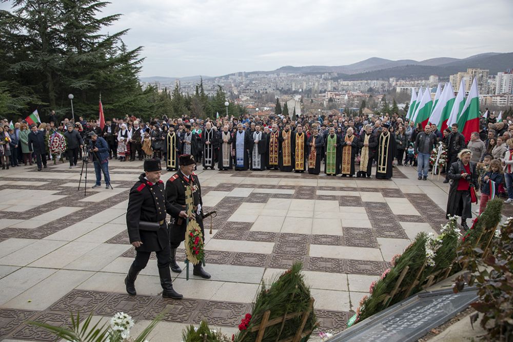 С цветя бяха отрупани всички паметници, посветени на Освобождението на Стара Загора