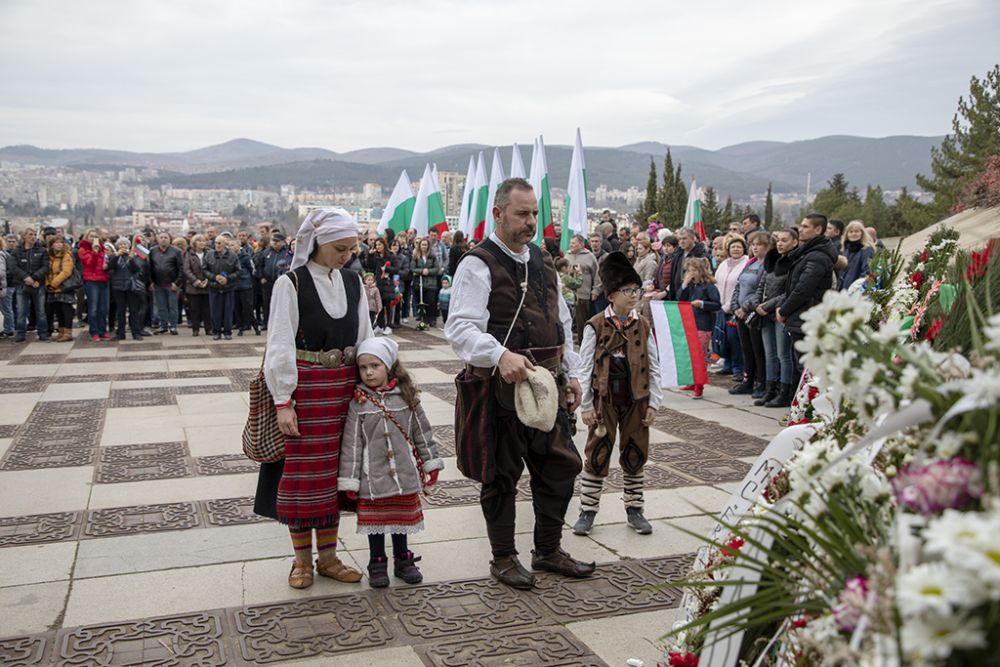 С цветя бяха отрупани всички паметници, посветени на Освобождението на Стара Загора