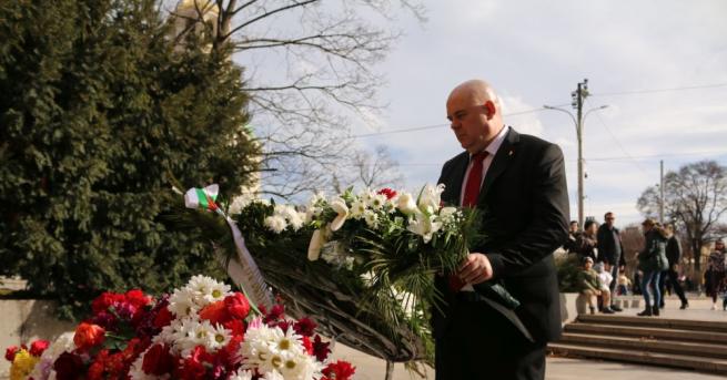 Главният прокурор Иван Гешев положи цветя пред паметника на Незнайния