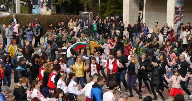 Стотици шуменци играха българско хоро пред Драматично кукления театър Васил Друмев