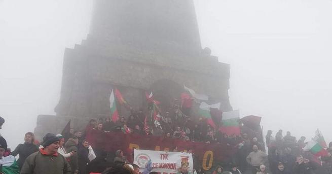 Стотици членове и симпатизанти на ВМРО от цялата страна се