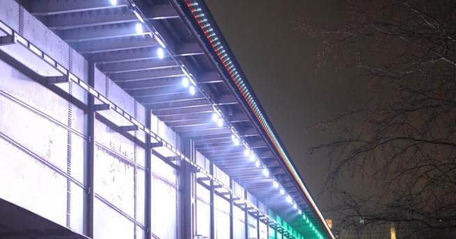 Цветовете на българския трибагреник грейнаха върху емблематични мостове и символи