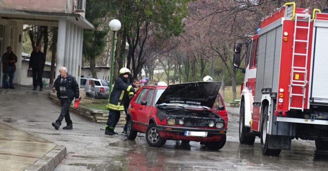 Автомобил Фолксваген Голф пламна в движение днес в района на МБАЛ Благоевград
