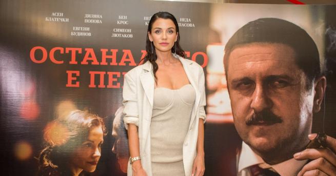 Любопитно Диляна Попова с много секси рокля на бляскава премиера