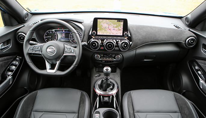  Новата инфоразвлекателна система NissanConnect дава достъп до Apple CarPlay или Android Auto, за да се изведат любимите приложения от смартфона на 8-инчовия дисплей. Водачите могат да ползват и TomTom Maps & Live Traffic.