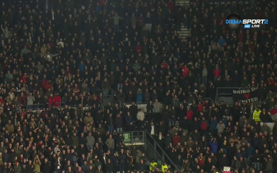 Феновете на Манчестър Юнайтед поздравиха подобаващо Уейн Рууни. Бившият играч