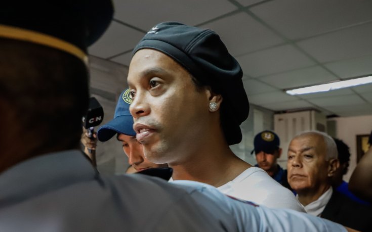 Роналдиньо остава под домашен арест в Парагвай