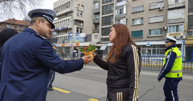 Изненада очакваше днес дамите шофьори на пл Съединение в Пловдив Пътни