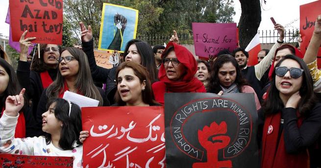 Около хиляда жени преминаха в шествие в Исламабад с искане