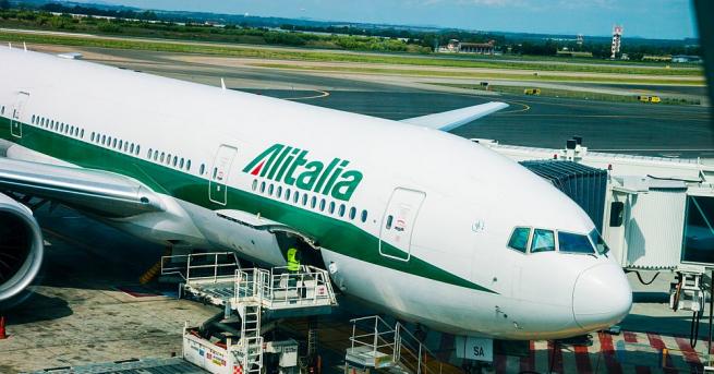 Италианската авиокомпания Алиталия Alitalia обяви че спира всички вътрешни и