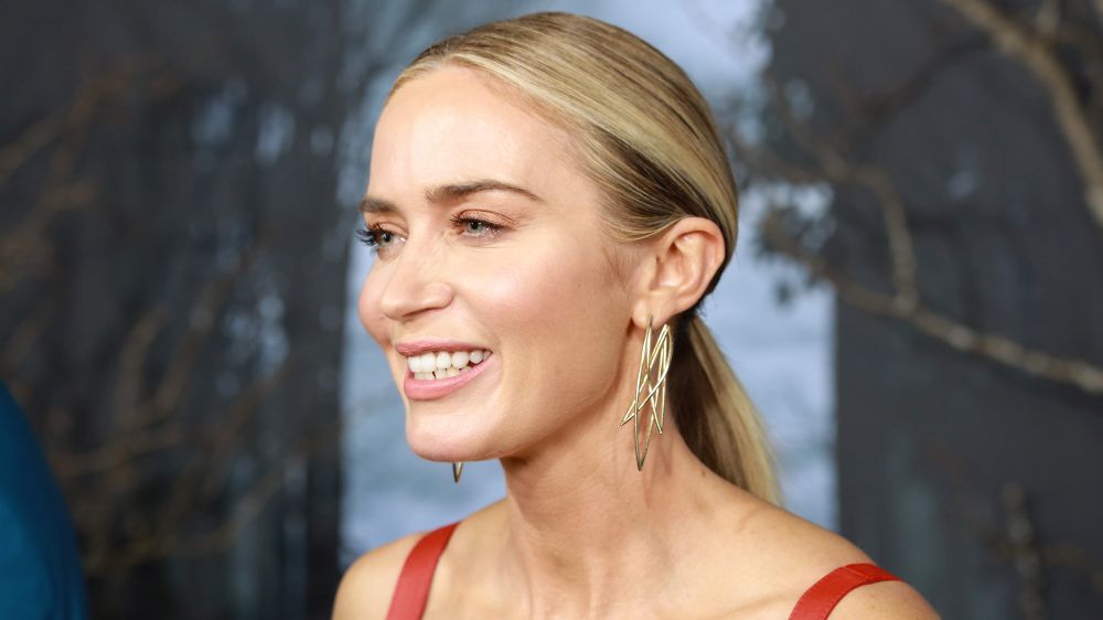 Емили Блънт избра червена кожа за последната си премиера