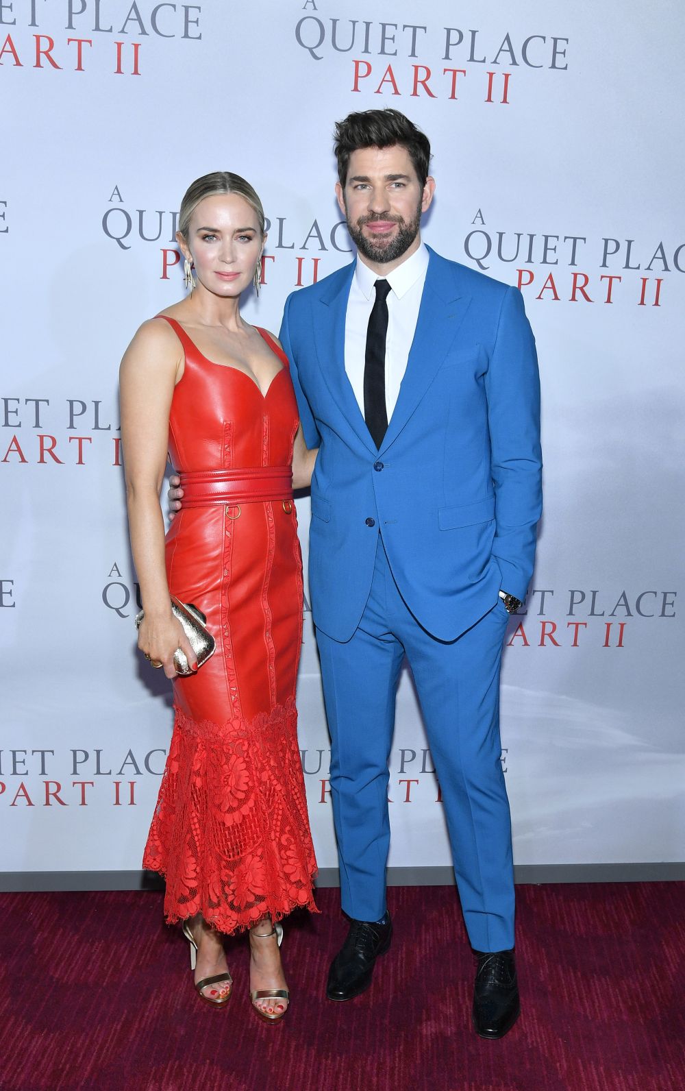 Емили Блънт избра червена кожа за последната си премиера