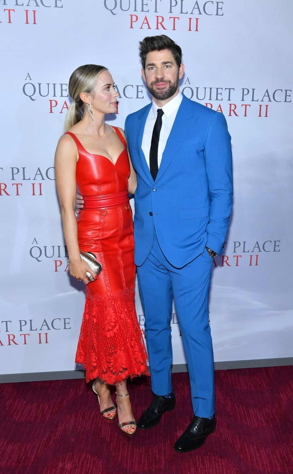 Емили Блънт избра червена кожа за последната си премиера