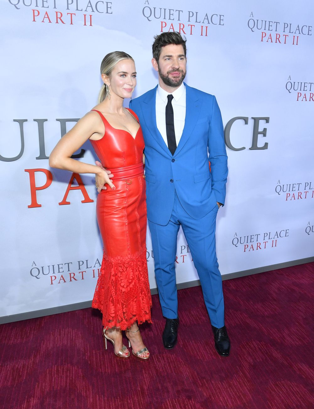 Емили Блънт избра червена кожа за последната си премиера