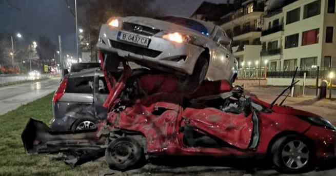 България Зрелищна катастрофа във Варна кола кацна върху други три