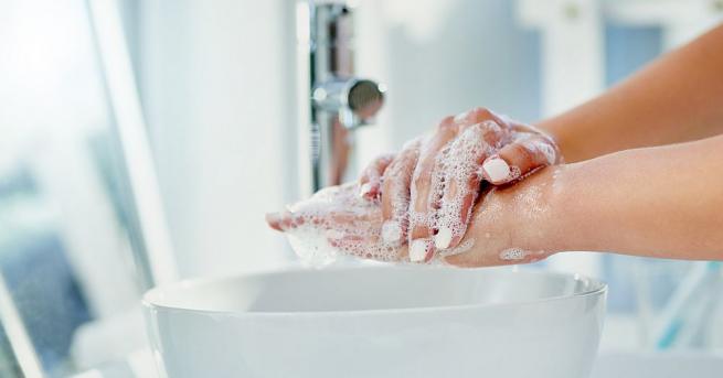 По ръцете има множество микроби Но ако мием правилно ръцете