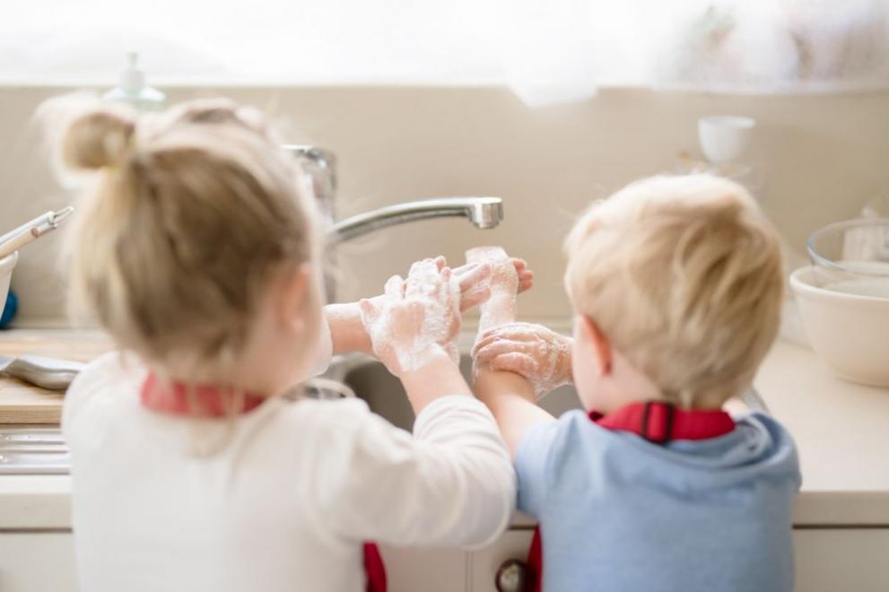  деца мивка ръце 