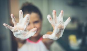 Песен, която призовава да се мият ръцете, стана хит в интернет