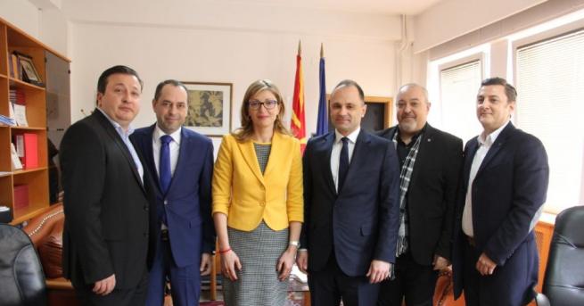 Вицепремиерът и министър на външните работи Екатерина Захариева която е