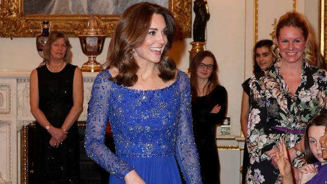 Херцогиня Кейт е ослепителна в кралско синьо (ГАЛЕРИЯ)