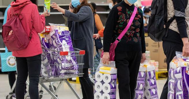 Пет дни с приятели си блъскаме главите защо пред заплахата