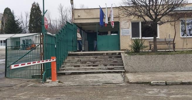 Трима работника от Завод 4 на Арсенал Казанлък площадка Мъглиж са