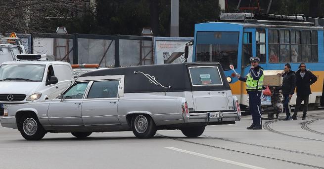 Представители на погребалния бранш излязоха на протестно шествие в София,