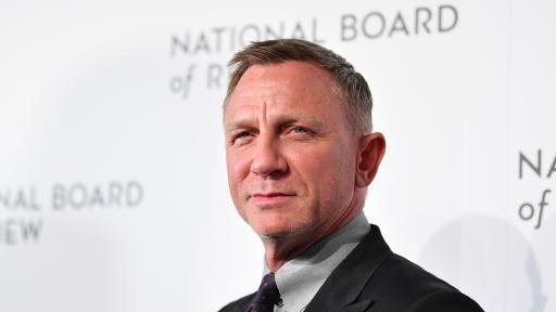  <p>Даниел Крейг: секси и<strong>&nbsp;гол до кръста на 52 </strong>(СНИМКИ)</p> 