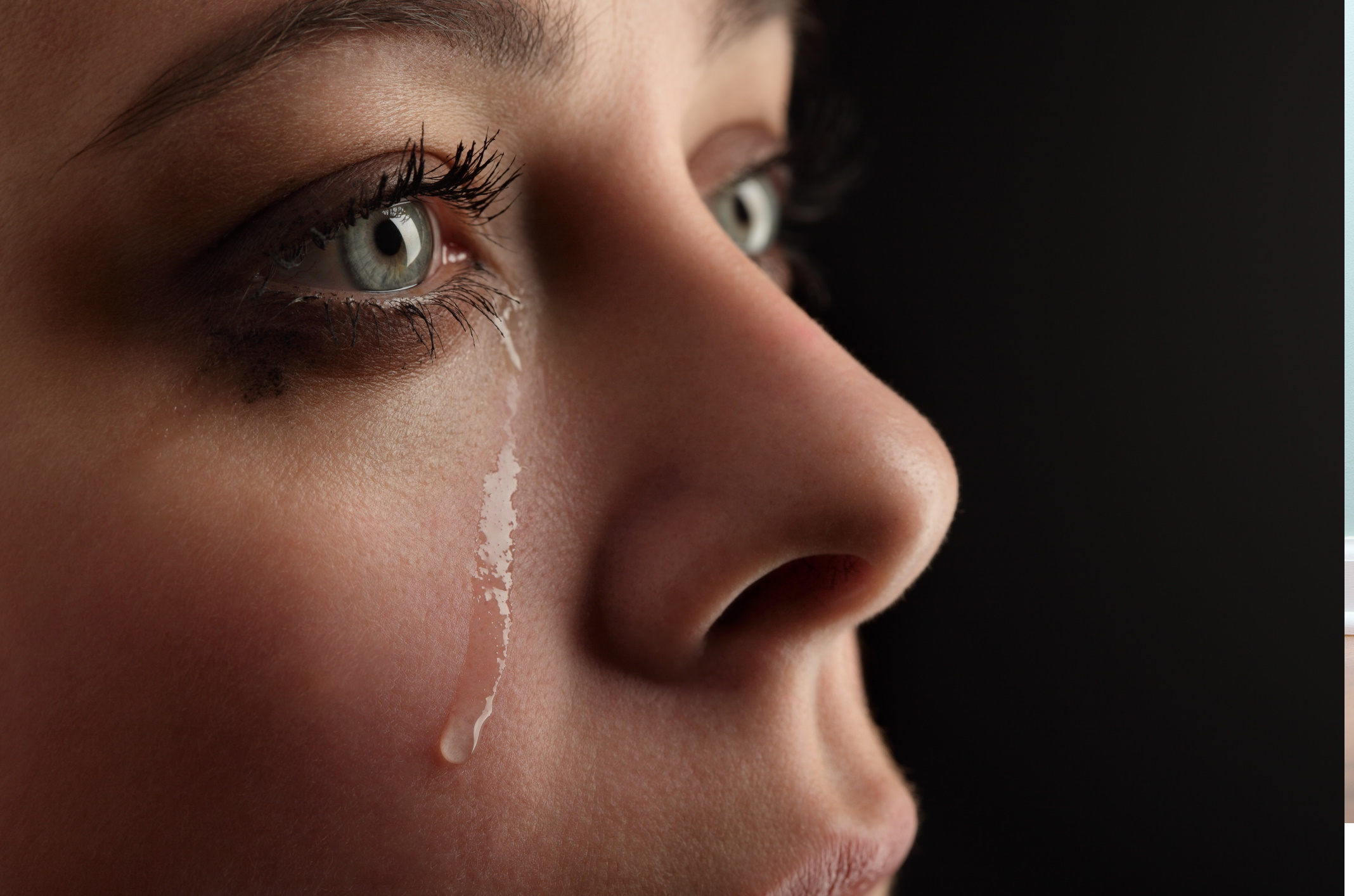 <p><strong>Спирате да плачете</strong></p>

<p>Липсата на вода спира сълзите, но само физически, а не емоционално. Производството на сълзи намалява, когато няма достатъчно вода в организма ни, защото тялото се опитва да запази всяка течност, за да може да хидратира първо жизнените органи.</p>
