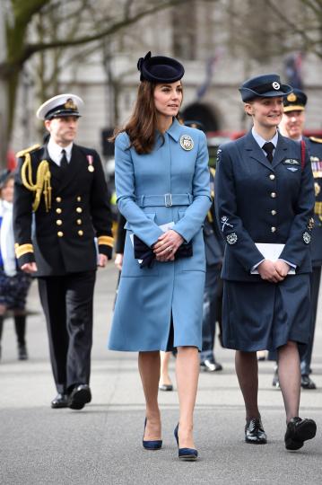 <p>Година по-рано Кейт Мидълтън носи палто Alexander McQueen, идеално съчетано с униформите на кадетите от британските военновъздушни сили. Бледосиният му цвят наподобява цвета на нашивките на кадетите, а изчистените му форми подсилват ефекта на идентичност с военните униформи. Кейт избира това палто и за военна церемония в Нова Зеландия през 2014 г.</p>
