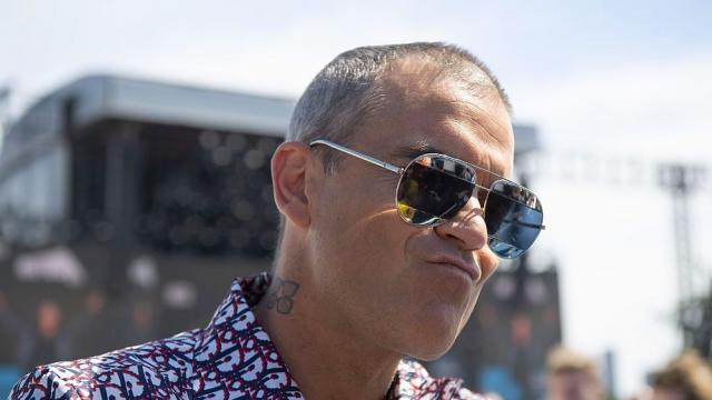 Роби Уилямс не се страхува от белите коси (ГАЛЕРИЯ)