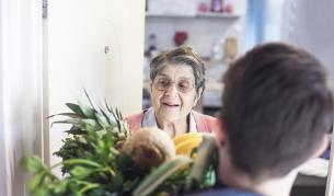 <p><strong>Доброволци</strong> помагат на <strong>възрастни хора</strong> в различни градове</p>